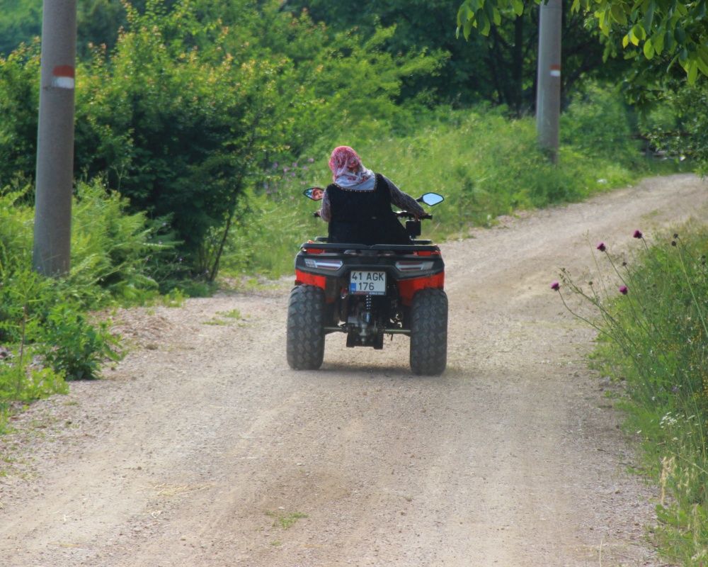 Kocaeli'nin tozlu topraklı köy yollarının ATV'li Seher ablası 13