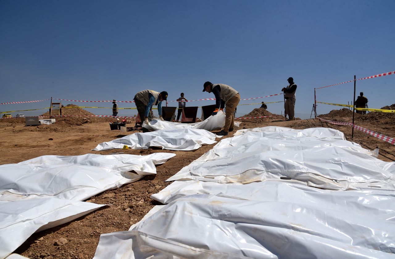 Irak'ta toplu mezar! DEAŞ'ın katlettiği 123 kişinin cesedi bulundu 2