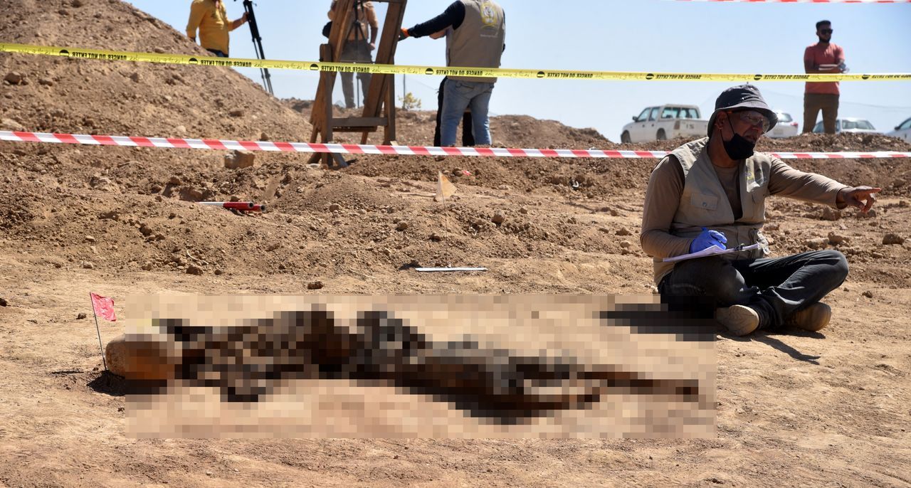 Irak'ta toplu mezar! DEAŞ'ın katlettiği 123 kişinin cesedi bulundu 3