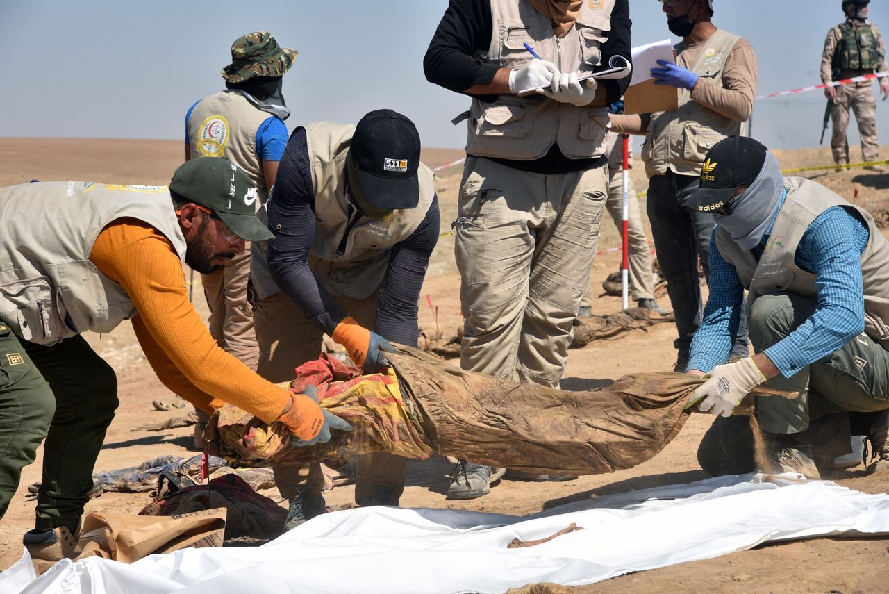 Irak'ta toplu mezar! DEAŞ'ın katlettiği 123 kişinin cesedi bulundu 4