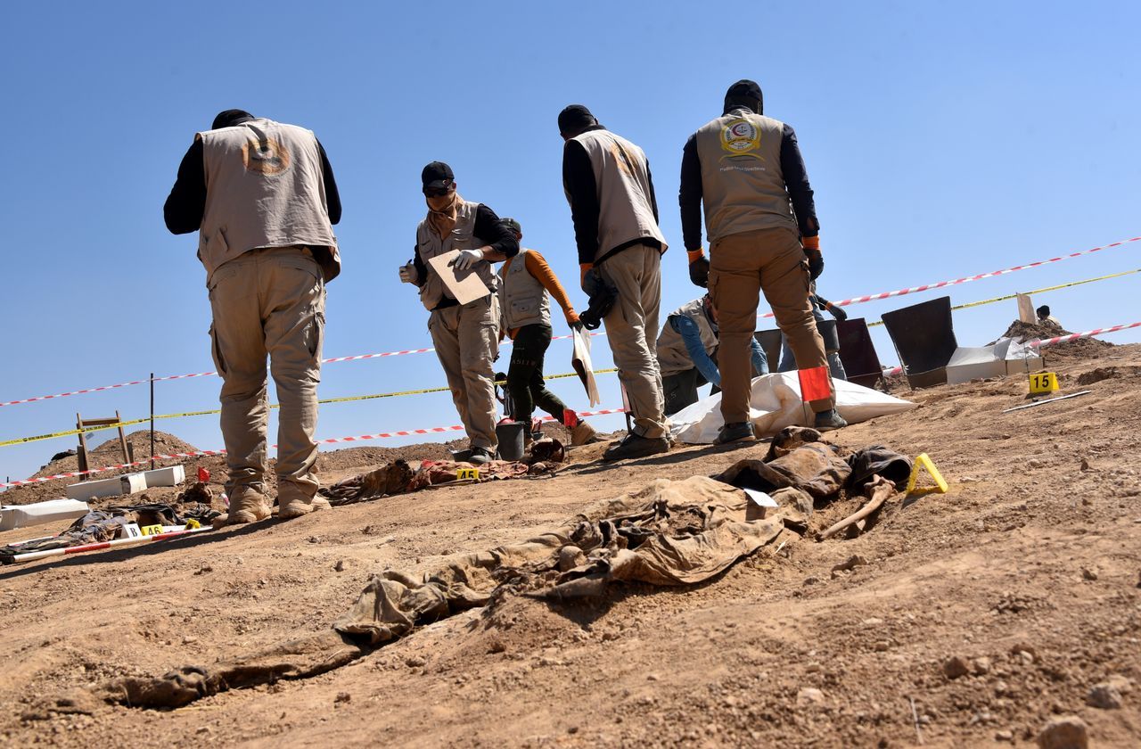 Irak'ta toplu mezar! DEAŞ'ın katlettiği 123 kişinin cesedi bulundu 8