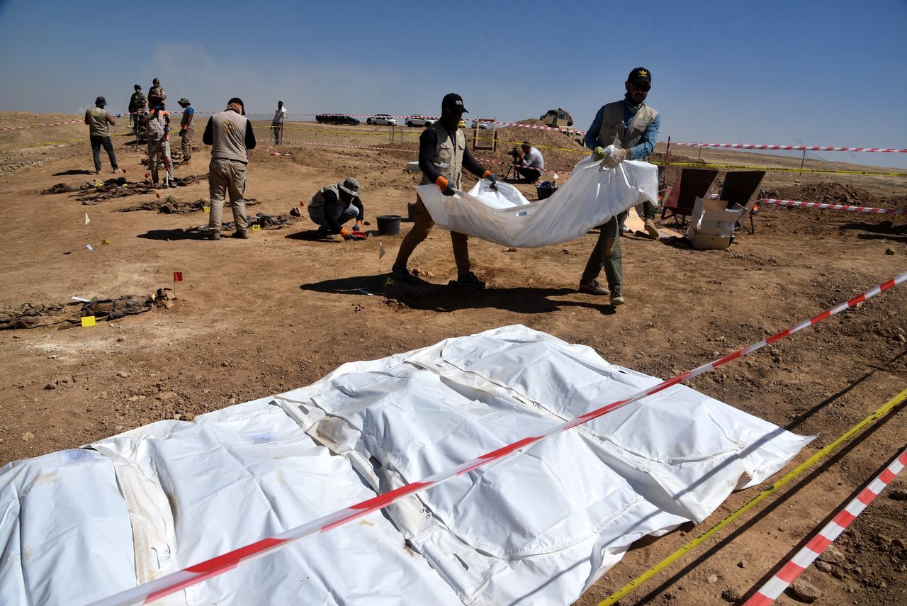 Irak'ta toplu mezar! DEAŞ'ın katlettiği 123 kişinin cesedi bulundu 9