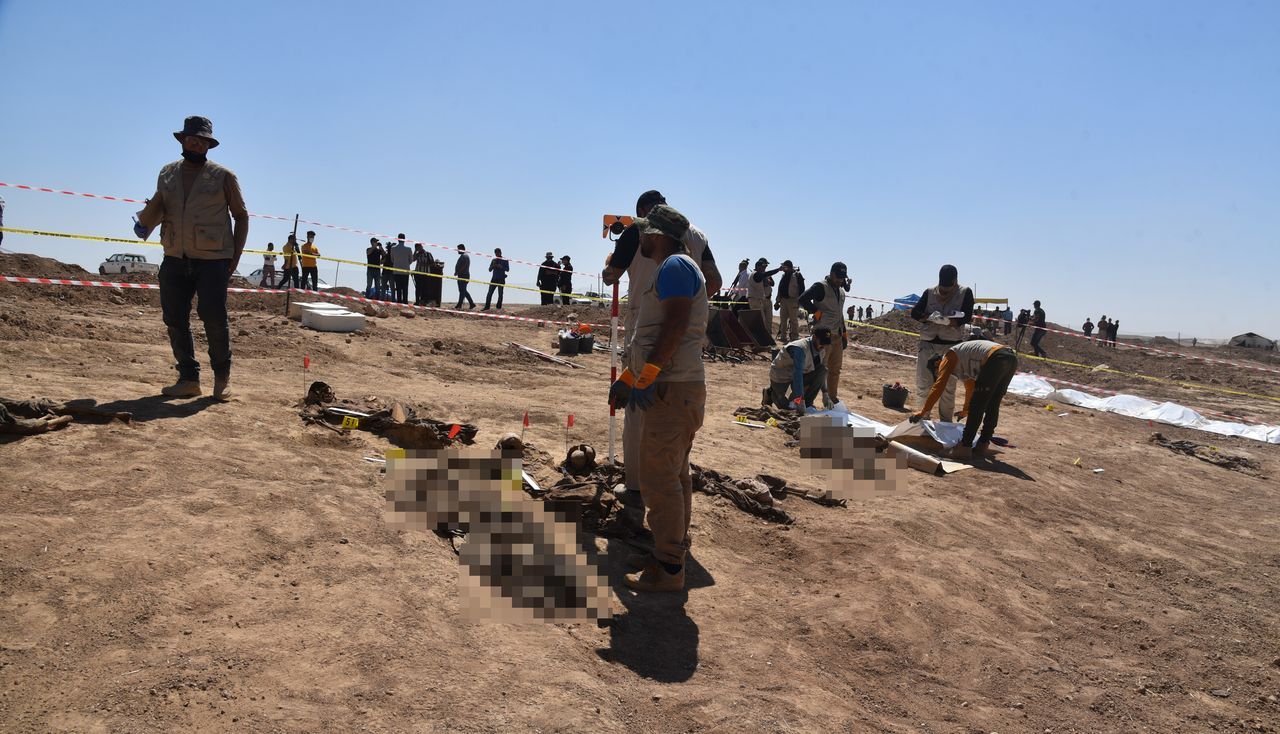 Irak'ta toplu mezar! DEAŞ'ın katlettiği 123 kişinin cesedi bulundu 10