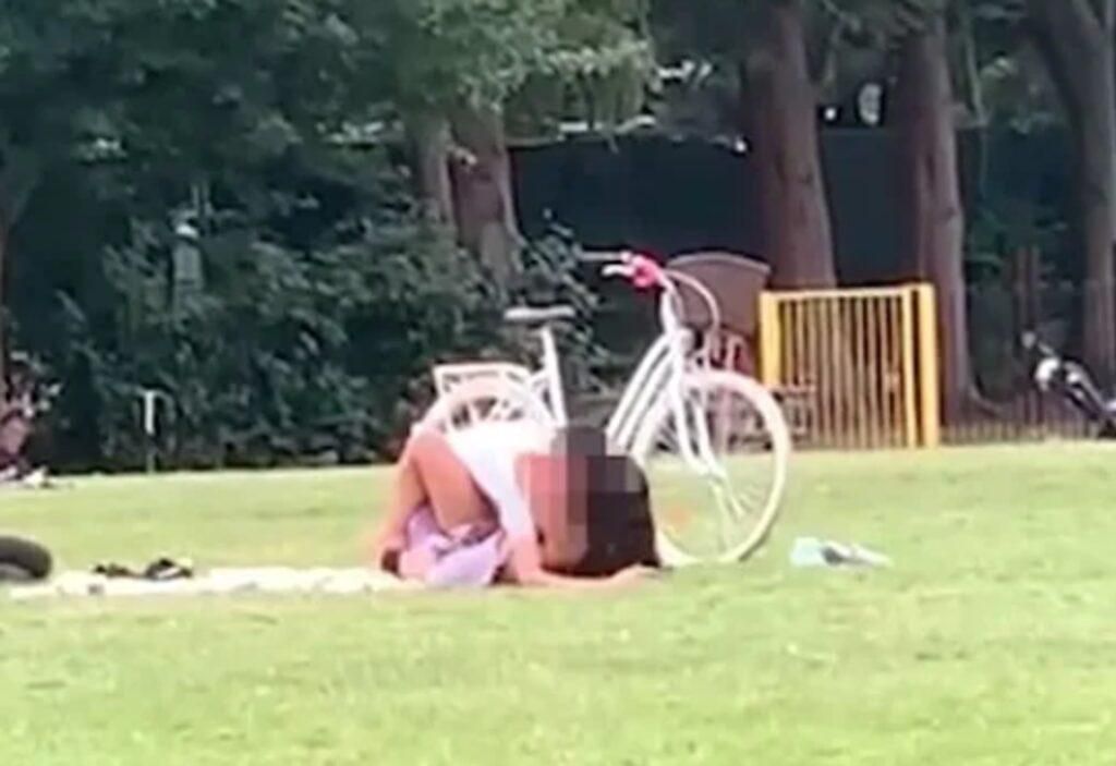 Çocuk parkında skandal: Kimseye aldırmadan ilişkiye girdiler! 9