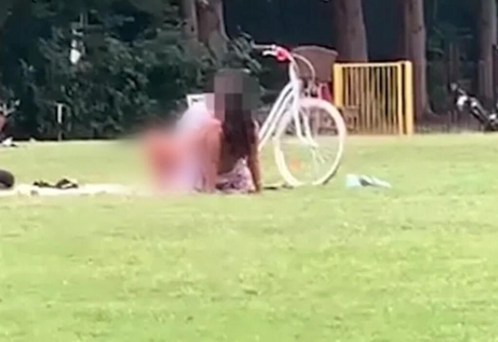 Çocuk parkında skandal: Kimseye aldırmadan ilişkiye girdiler! 2