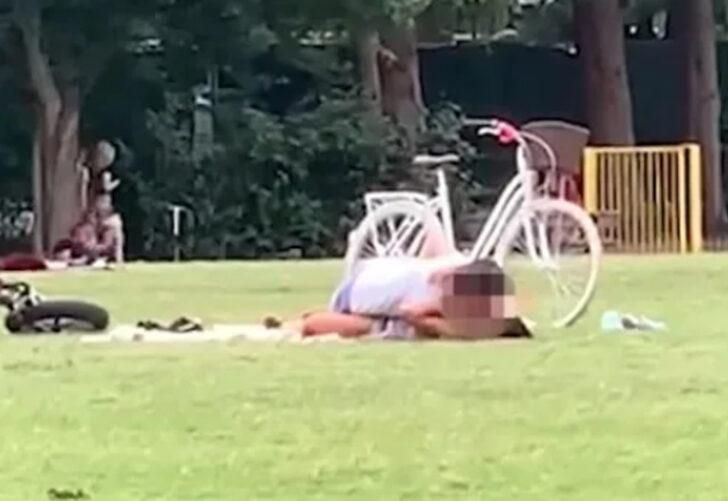 Çocuk parkında skandal: Kimseye aldırmadan ilişkiye girdiler! 10