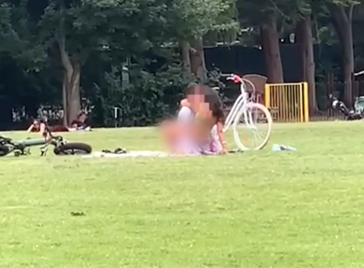 Çocuk parkında skandal: Kimseye aldırmadan ilişkiye girdiler! 3