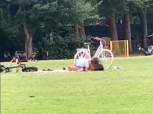 Çocuk parkında skandal: Kimseye aldırmadan ilişkiye girdiler! 4