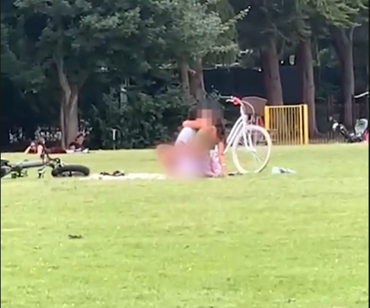 Çocuk parkında skandal: Kimseye aldırmadan ilişkiye girdiler! 5