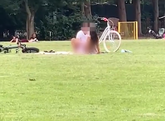 Çocuk parkında skandal: Kimseye aldırmadan ilişkiye girdiler! 7