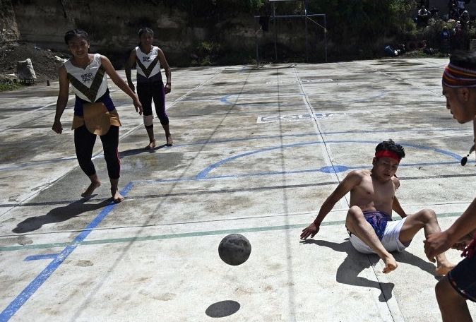 Topa sadece 'kalçalarınızla' vurabildiğiniz 3000 yıllık Maya sporu! 2