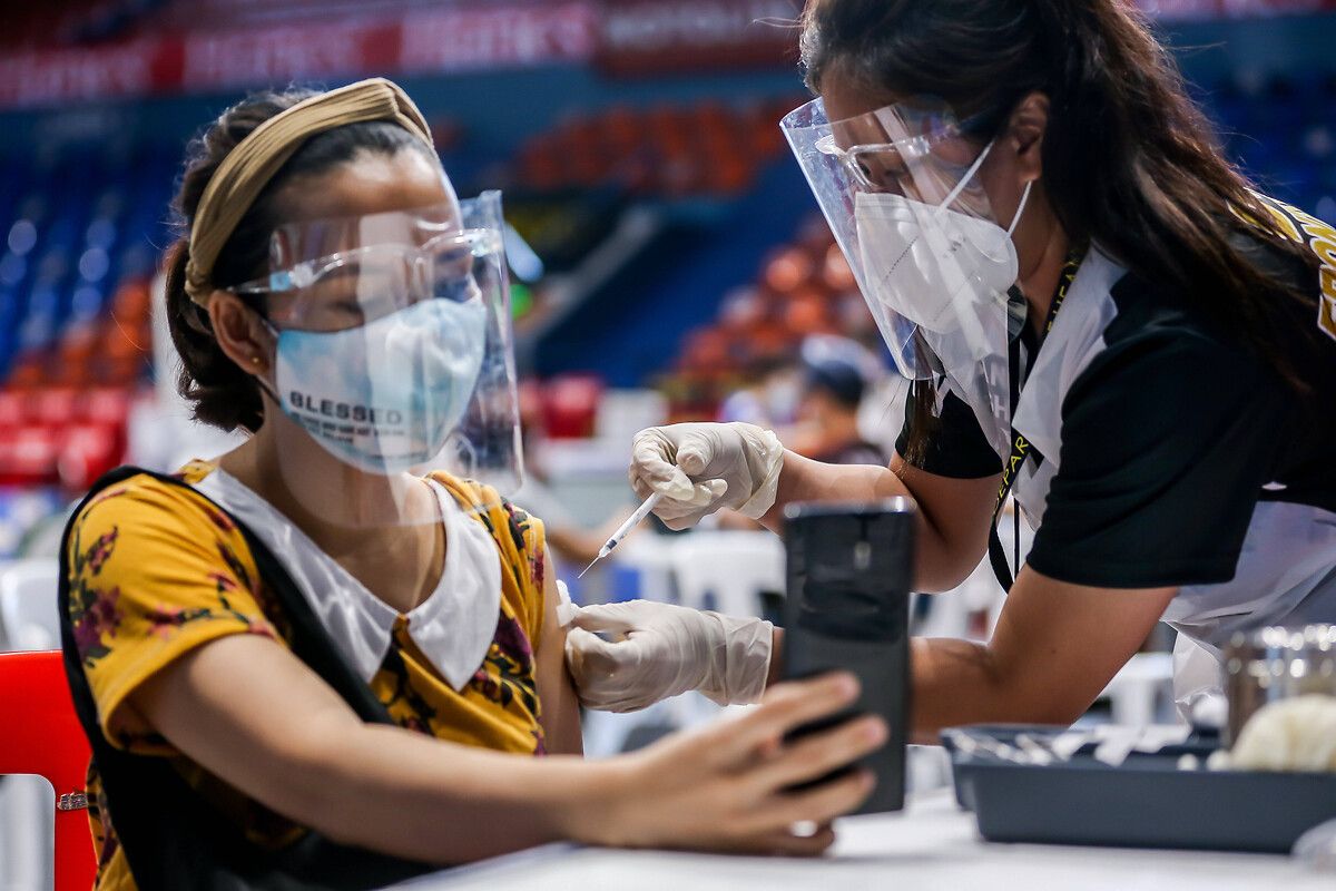 Dünyada görülmemiş uygulama: Filipinler'de aşı olmayı reddedenler hapse atılacak! 3
