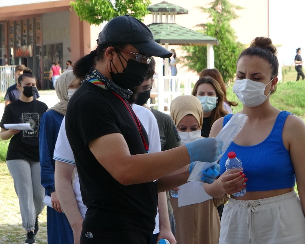 YKS öncesi yurttan manzaralar... Sınava yetişebilmek için zamanla yarıştılar 22