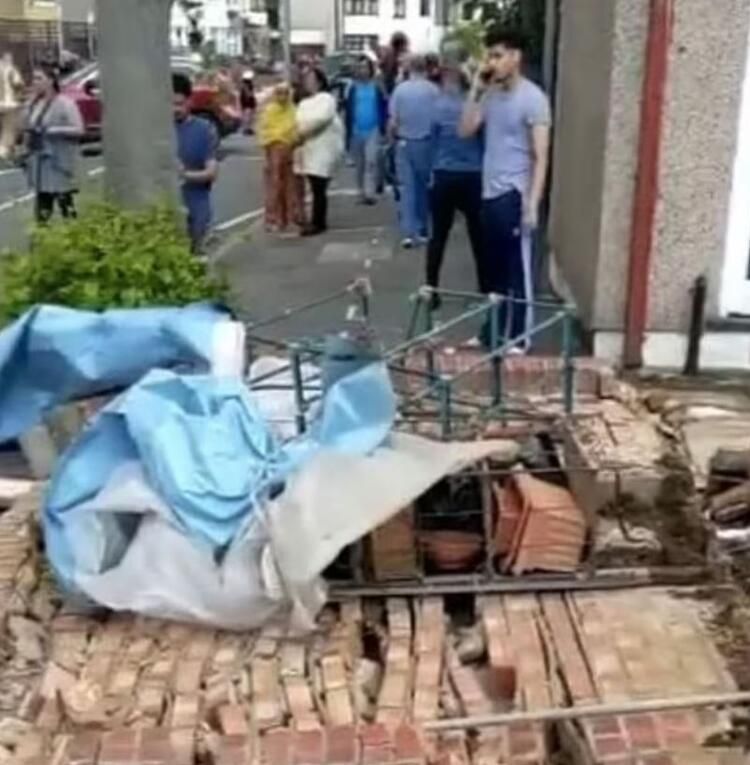 Mahalleliyi şaşkına uğratan hortum: Duvarlar çöktü, arabalar mahsur kaldı! 4