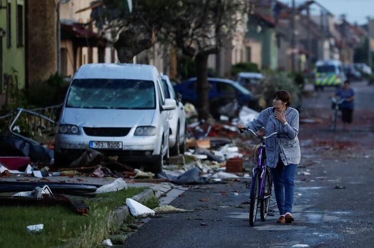 Mahalleliyi şaşkına uğratan hortum: Duvarlar çöktü, arabalar mahsur kaldı! 10