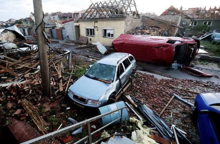 Mahalleliyi şaşkına uğratan hortum: Duvarlar çöktü, arabalar mahsur kaldı! 12