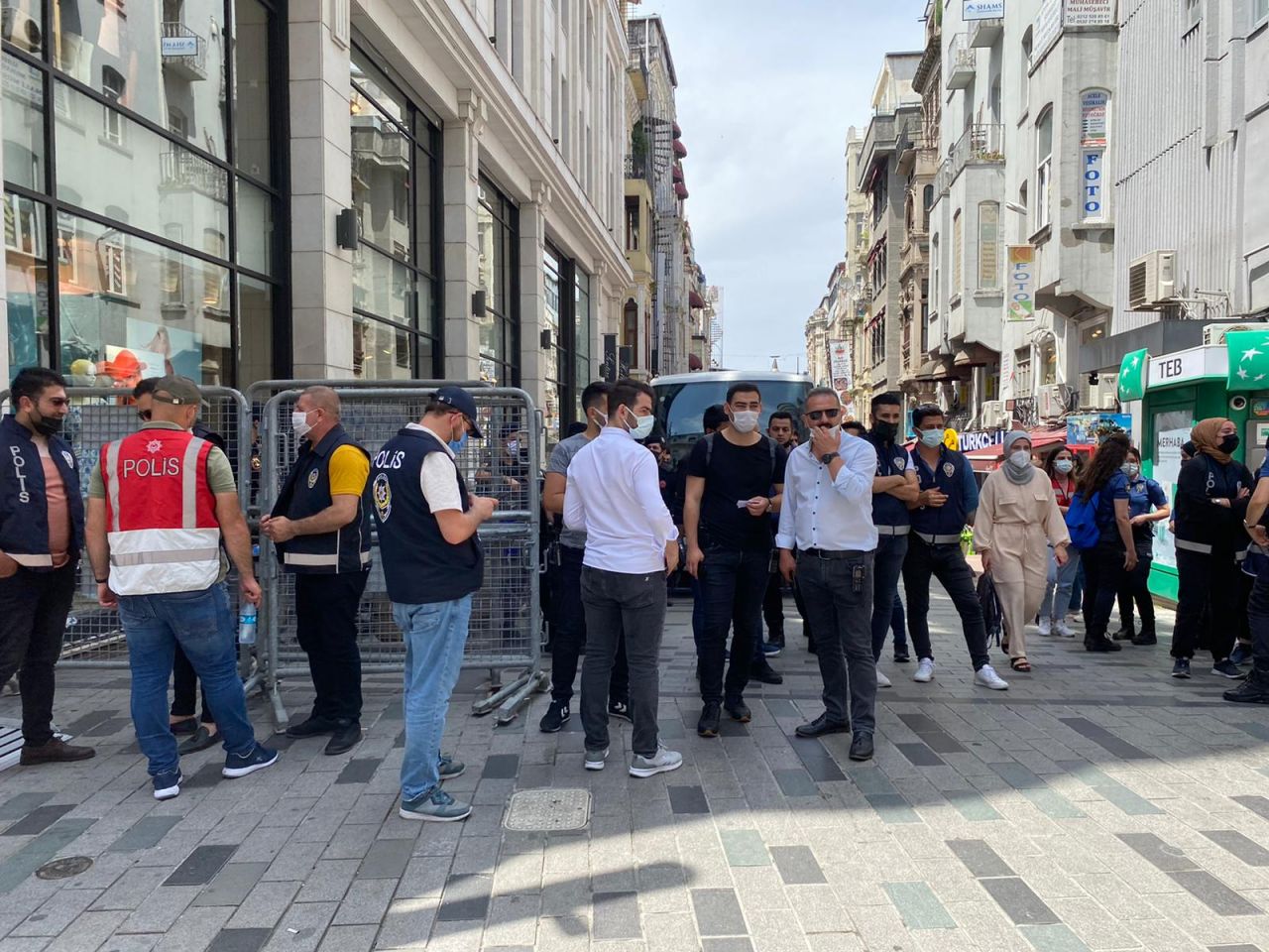 İstiklal Caddesi giriş ve çıkışları kapatıldı: SuperHaber olay yerinde! 3