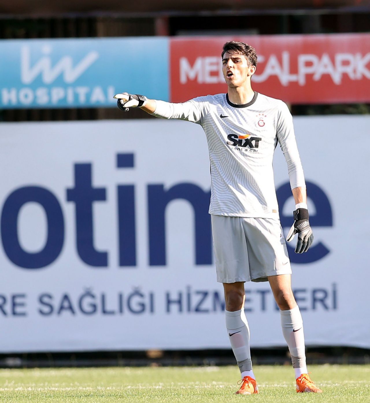 Dinamo Bükreş maçında sakatlanan Mısırlı golcü Mostafa Mohamed korkuttu 7
