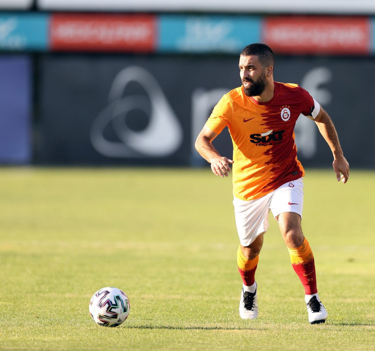 Dinamo Bükreş maçında sakatlanan Mısırlı golcü Mostafa Mohamed korkuttu 6