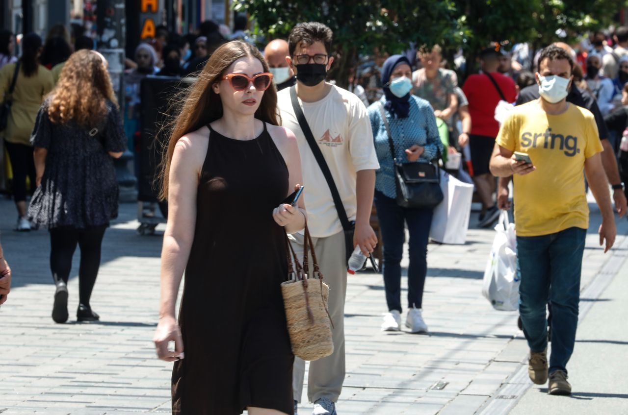 İstiklal Caddesi'ni doldurdular, maske ve mesafe kurallarını hiçe saydılar 5
