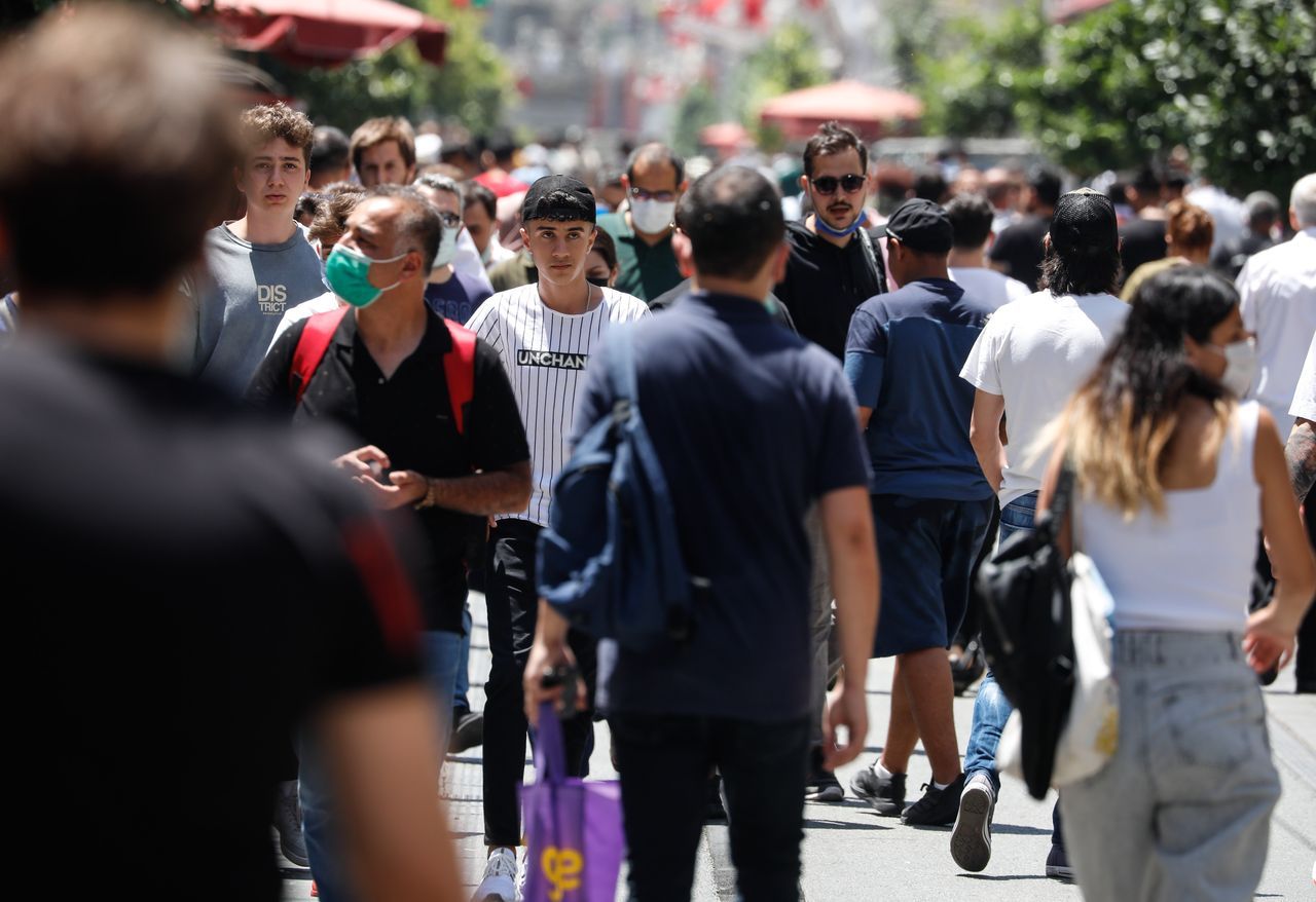 İstiklal Caddesi'ni doldurdular, maske ve mesafe kurallarını hiçe saydılar 2