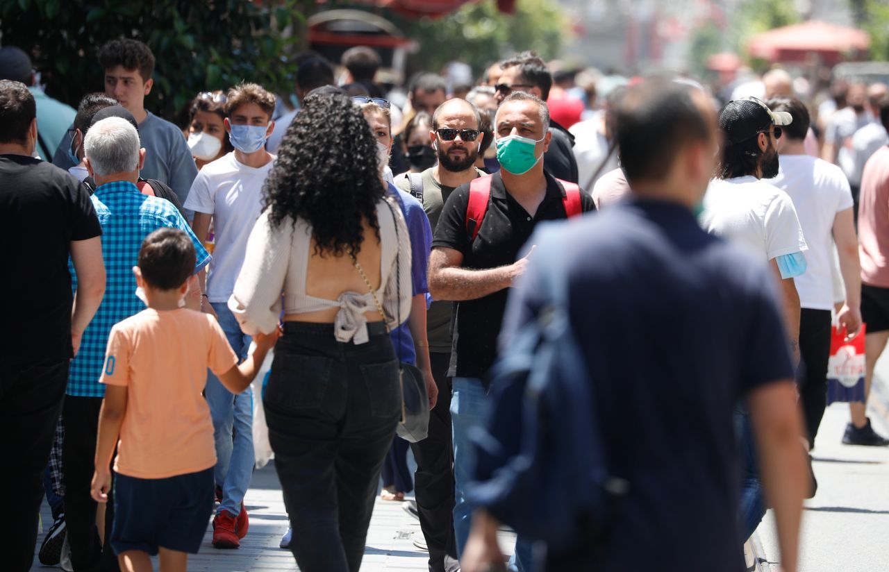 İstiklal Caddesi'ni doldurdular, maske ve mesafe kurallarını hiçe saydılar 1