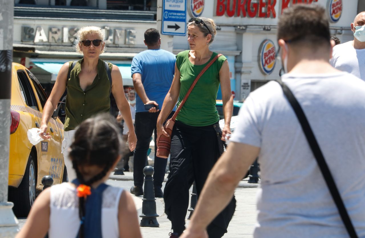 İstiklal Caddesi'ni doldurdular, maske ve mesafe kurallarını hiçe saydılar 4