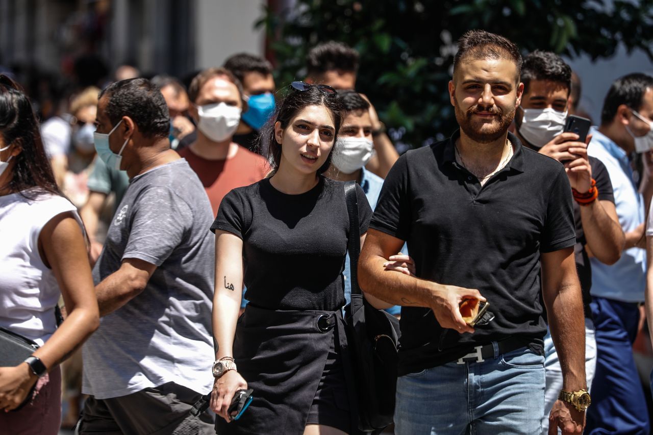 İstiklal Caddesi'ni doldurdular, maske ve mesafe kurallarını hiçe saydılar 3