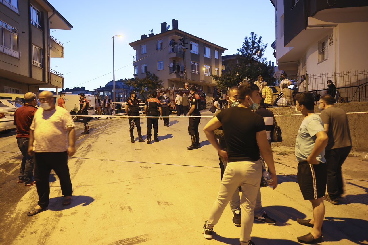Ankara’da binanın temeli kaydı! 5 bina boşaltıldı 8
