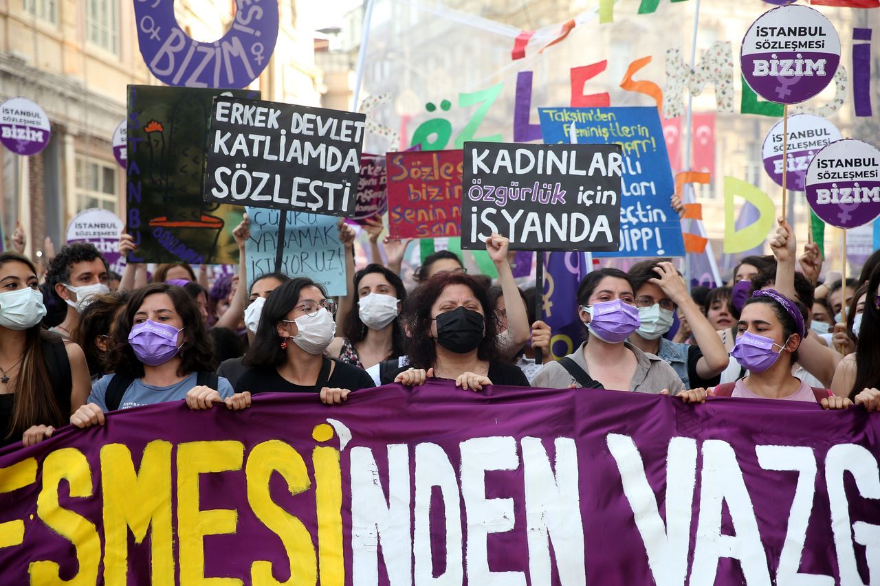 İstanbul Sözleşmesi yürüyüşünde arbede çıktı! Barikatlara tırmandılar 1