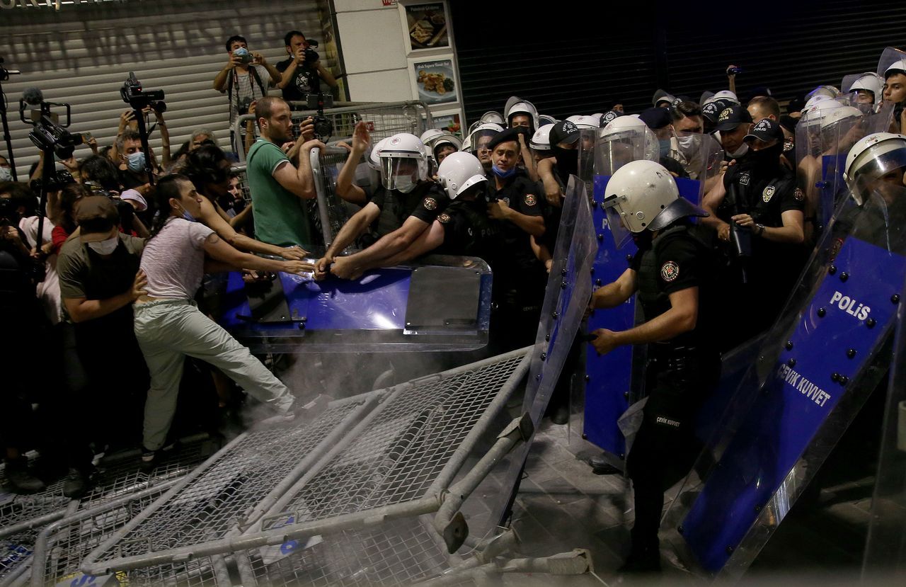 İstanbul Sözleşmesi yürüyüşünde arbede çıktı! Barikatlara tırmandılar 4
