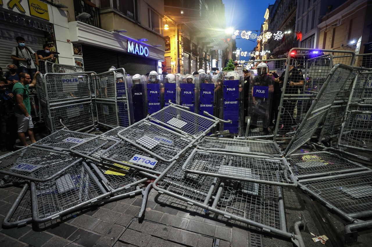 İstanbul Sözleşmesi yürüyüşünde arbede çıktı! Barikatlara tırmandılar 6