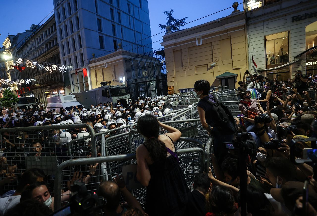 İstanbul Sözleşmesi yürüyüşünde arbede çıktı! Barikatlara tırmandılar 11