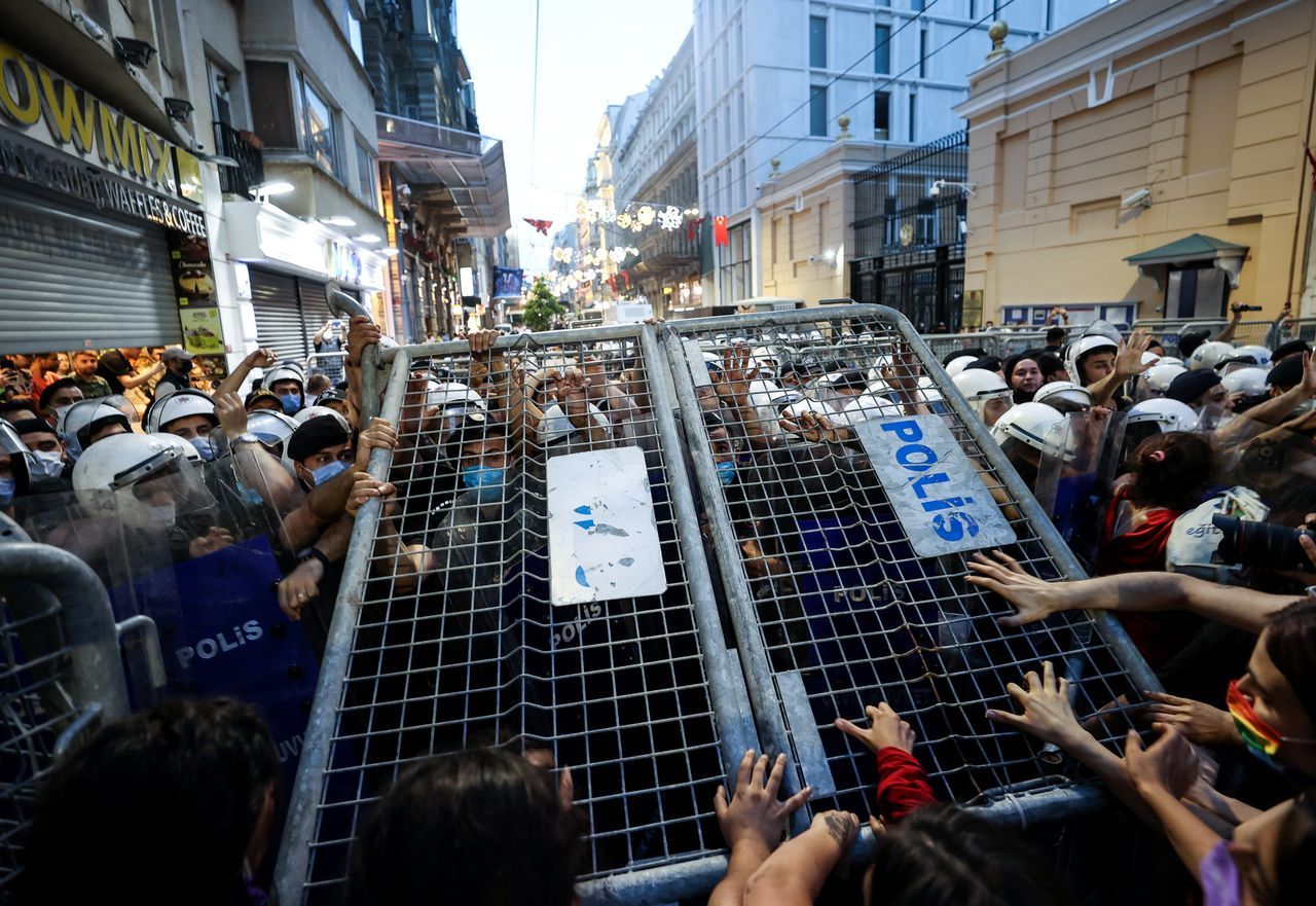 İstanbul Sözleşmesi yürüyüşünde arbede çıktı! Barikatlara tırmandılar 14
