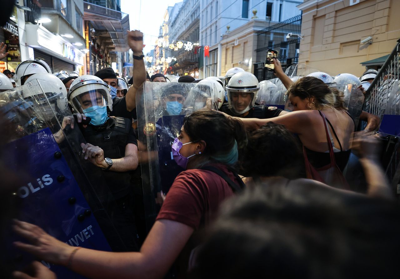 İstanbul Sözleşmesi yürüyüşünde arbede çıktı! Barikatlara tırmandılar 15