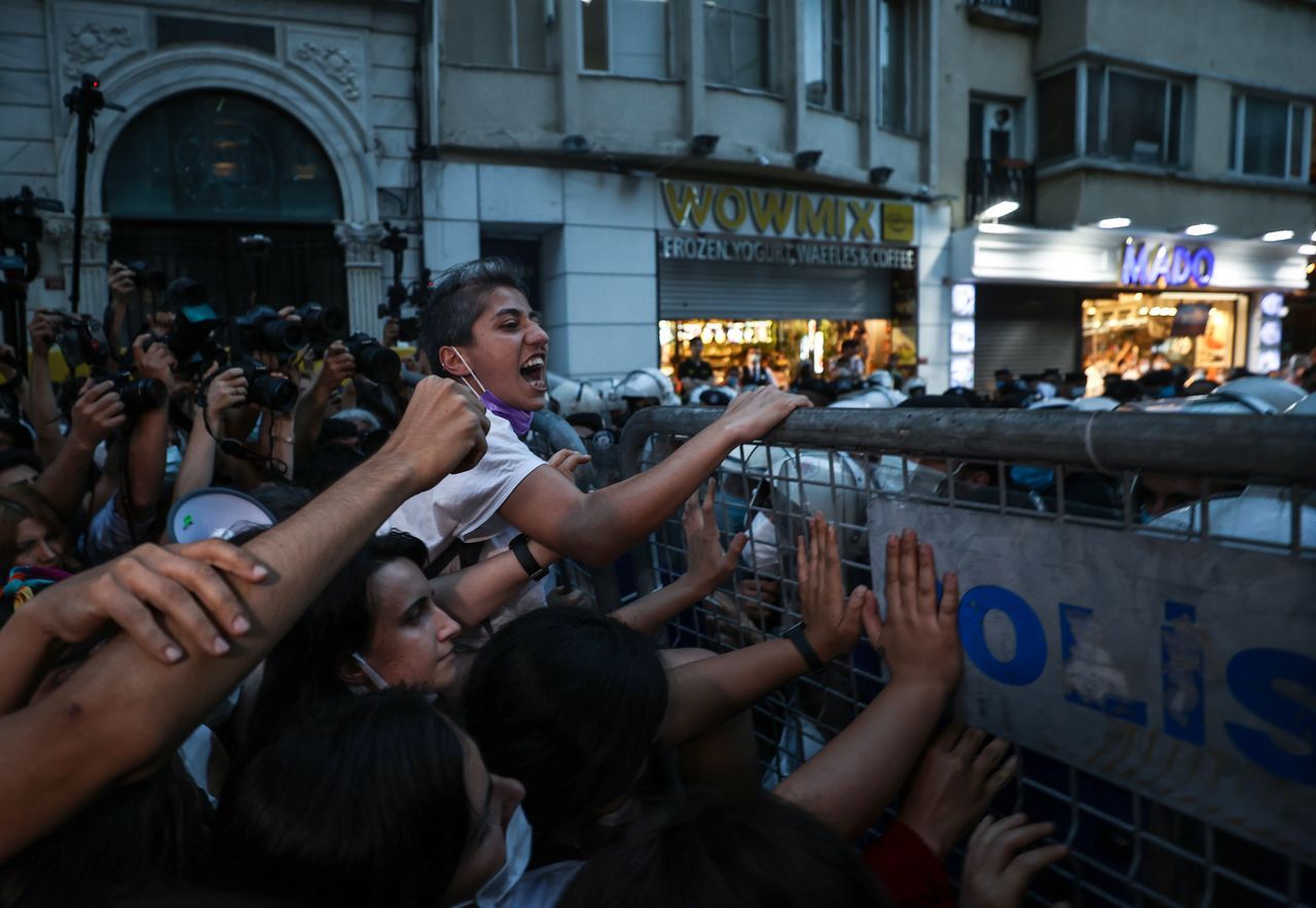 İstanbul Sözleşmesi yürüyüşünde arbede çıktı! Barikatlara tırmandılar 18