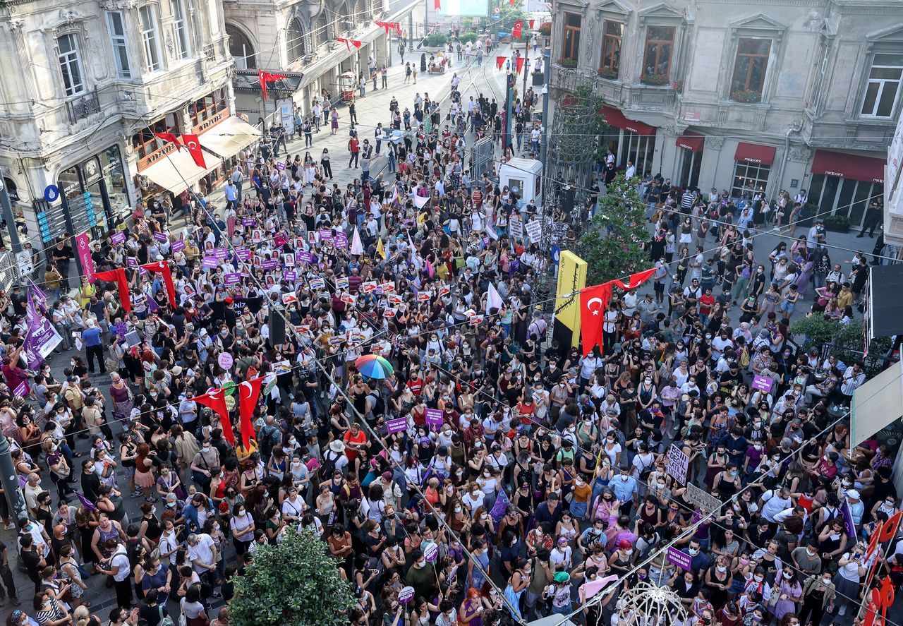 İstanbul Sözleşmesi yürüyüşünde arbede çıktı! Barikatlara tırmandılar 21