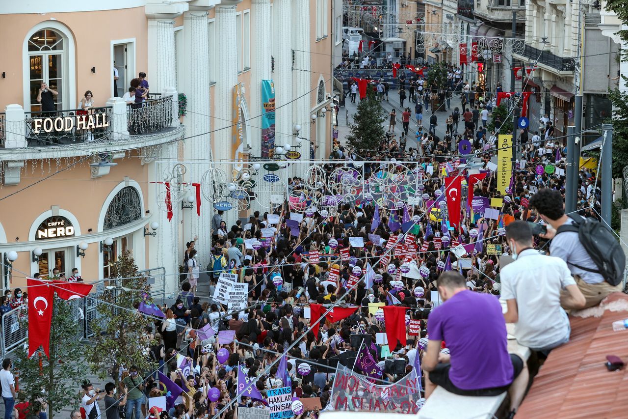 İstanbul Sözleşmesi yürüyüşünde arbede çıktı! Barikatlara tırmandılar 22