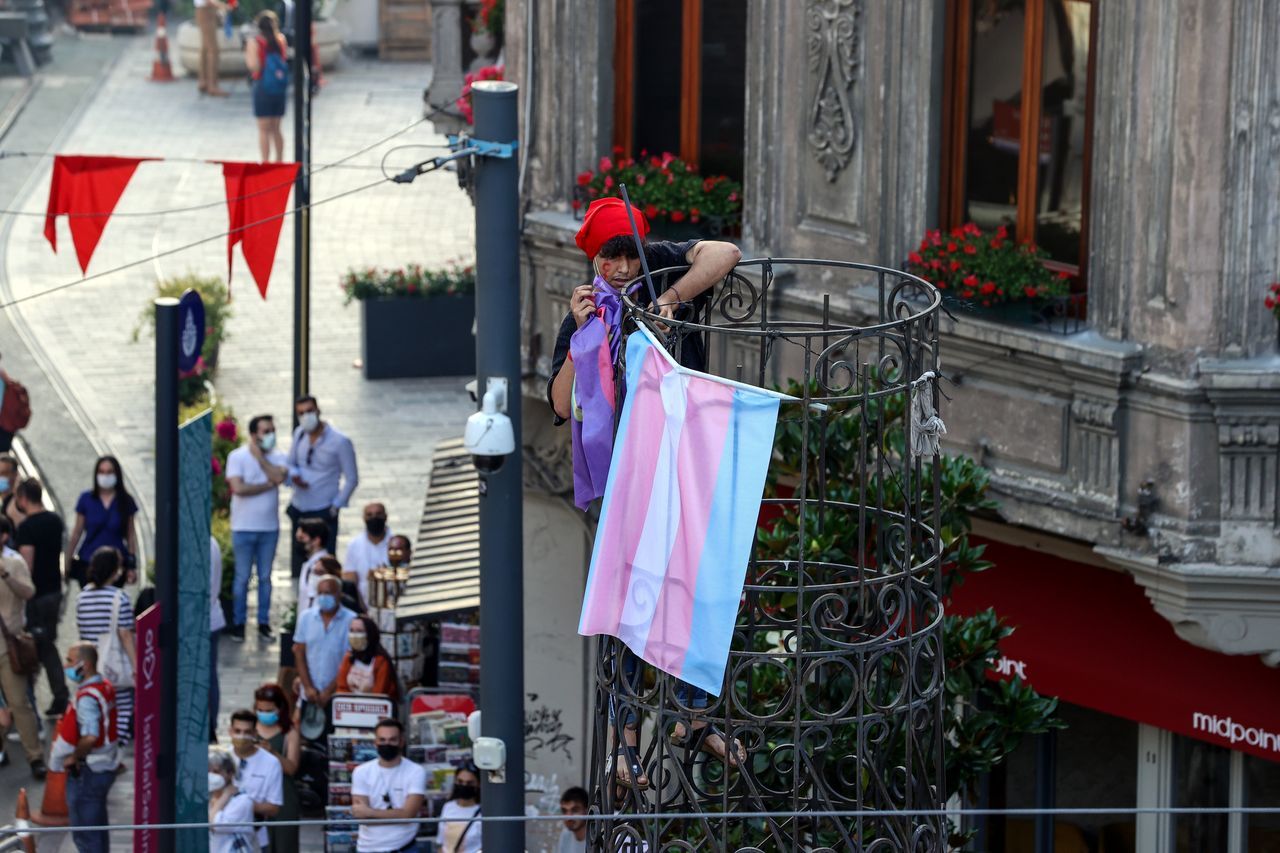 İstanbul Sözleşmesi yürüyüşünde arbede çıktı! Barikatlara tırmandılar 24