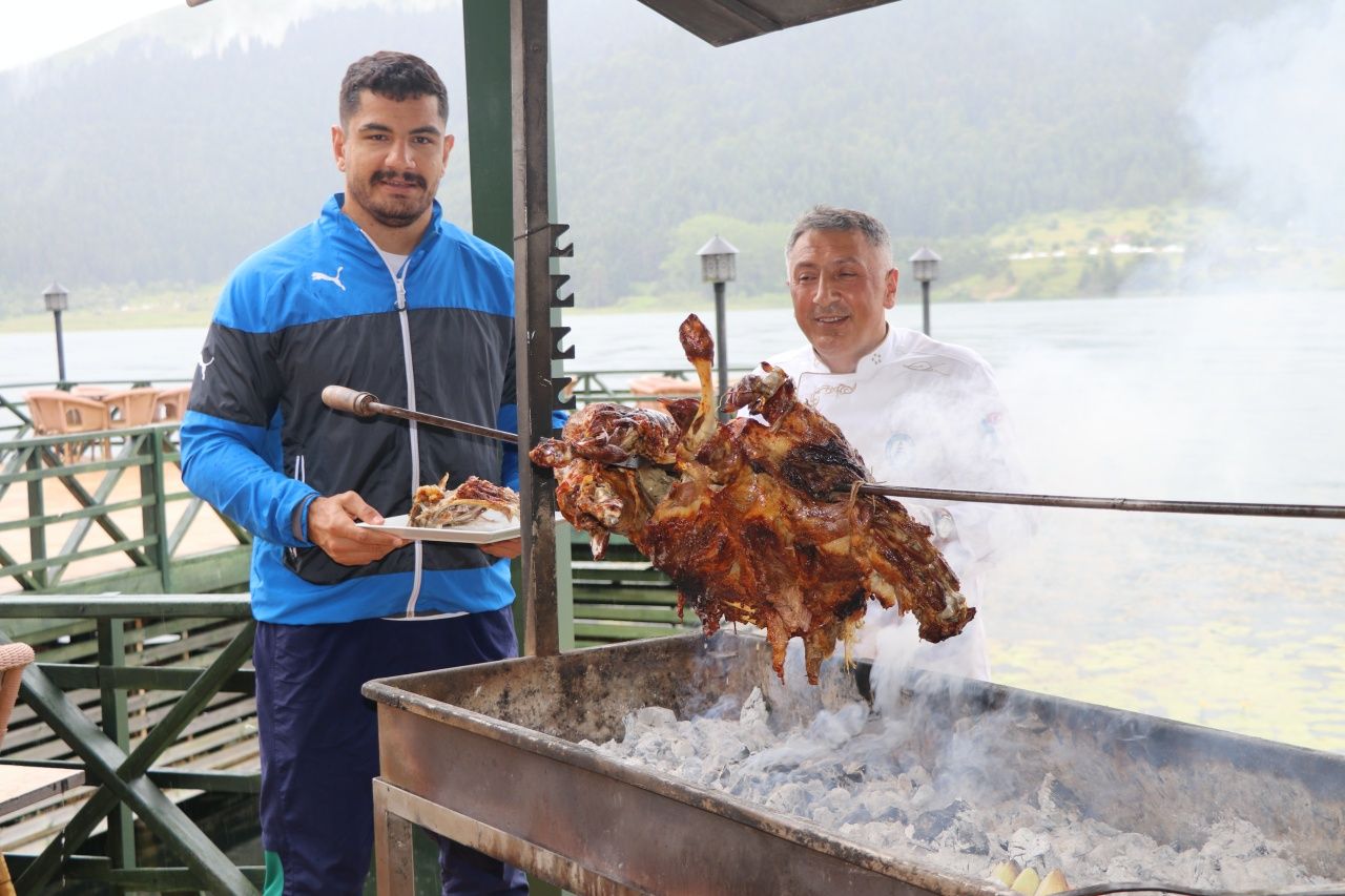Güreş Milli Takımı Abant'ta moral depoladı... Taha Akgül'den kuzu çevirme şov! 1