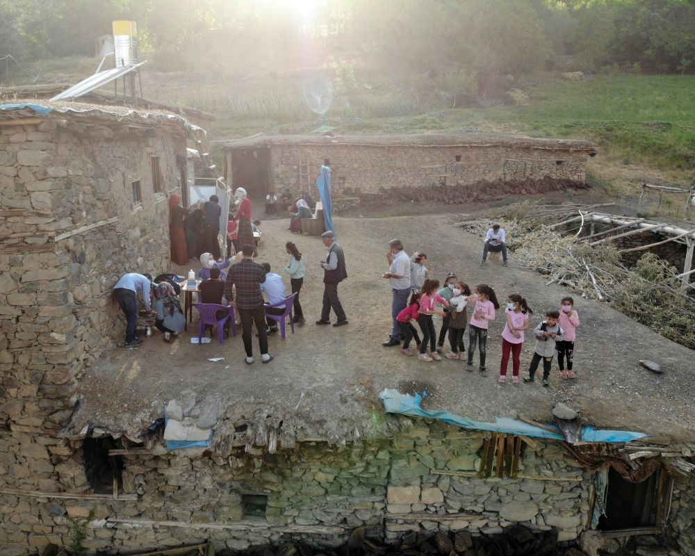 Sağlıkçıların zorlu yolculuğu: Dağ bayır demeden patikaları aşarak aşı yapıyorlar 17