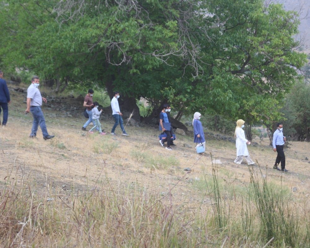 Sağlıkçıların zorlu yolculuğu: Dağ bayır demeden patikaları aşarak aşı yapıyorlar 18
