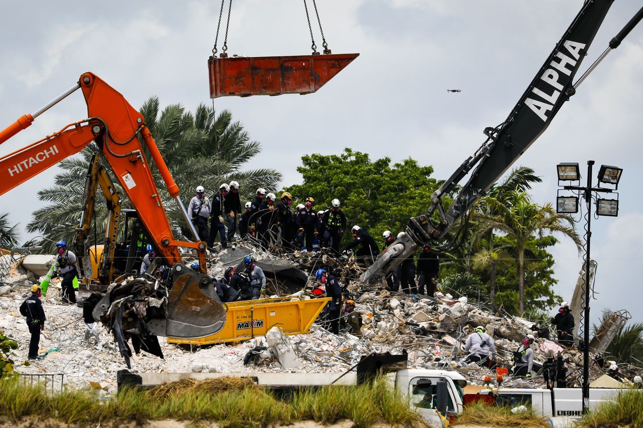 Miami'de çöken binada ölenlerin sayısı 27'ye yükseldi! 118 kişi halen enkaz altında 19