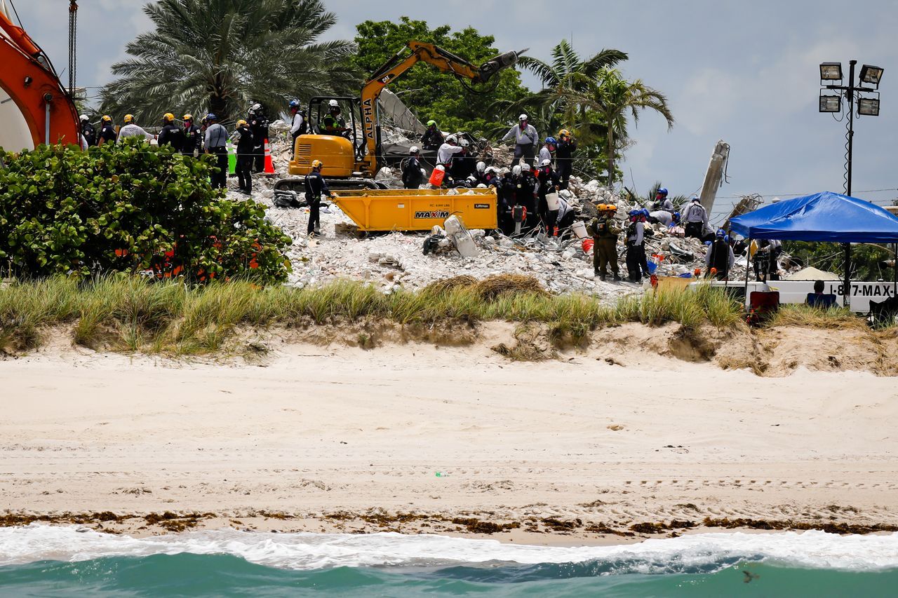 Miami'de çöken binada ölenlerin sayısı 27'ye yükseldi! 118 kişi halen enkaz altında 25