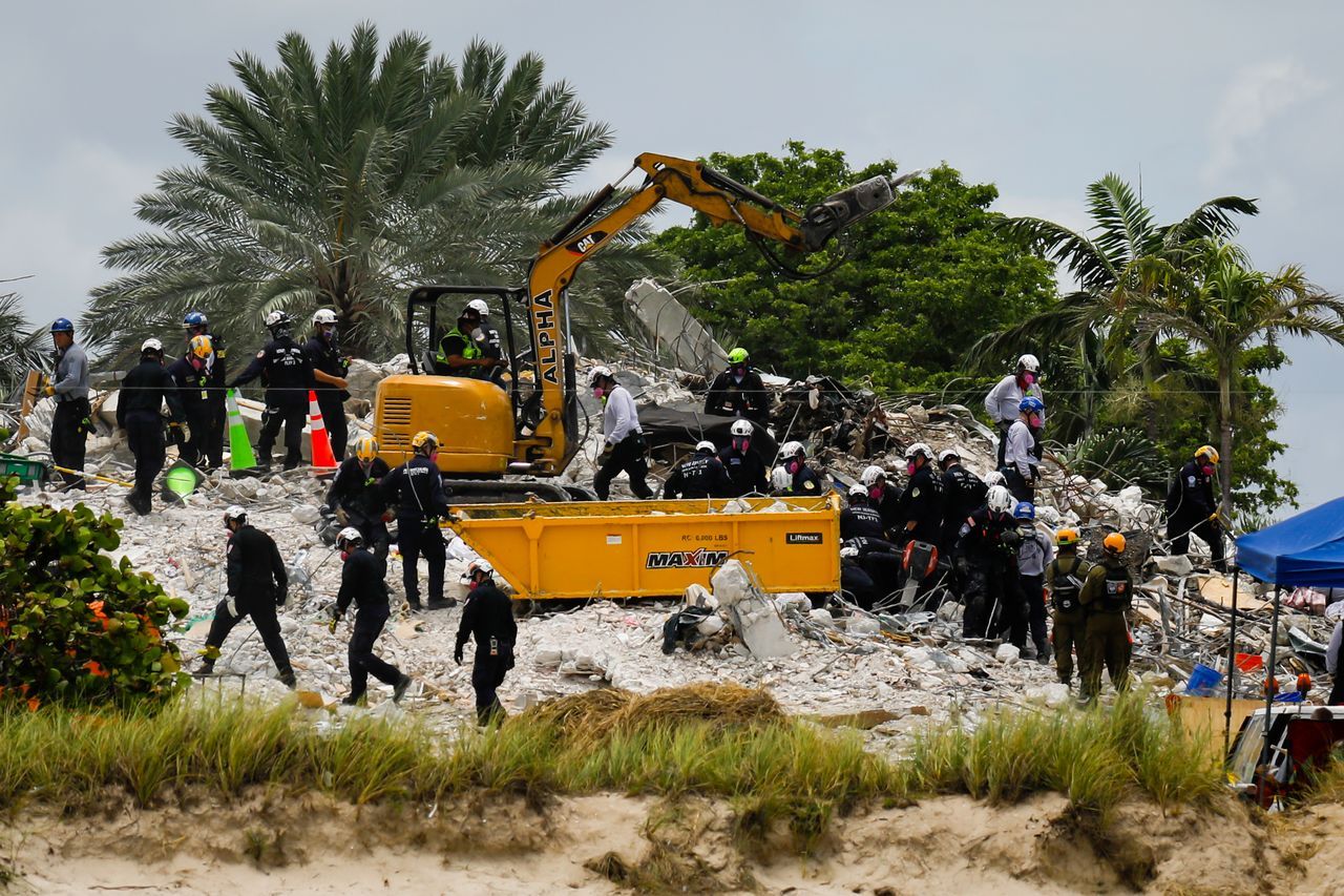 Miami'de çöken binada ölenlerin sayısı 27'ye yükseldi! 118 kişi halen enkaz altında 26