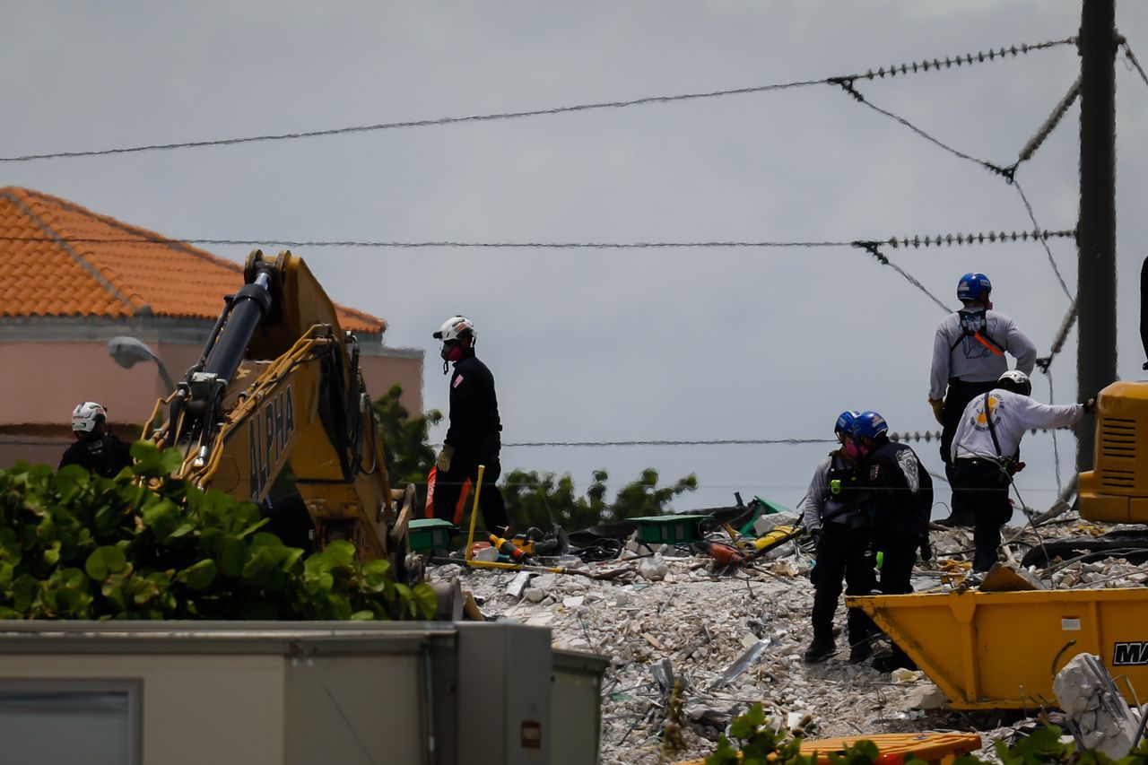 Miami'de çöken binada ölenlerin sayısı 27'ye yükseldi! 118 kişi halen enkaz altında 34