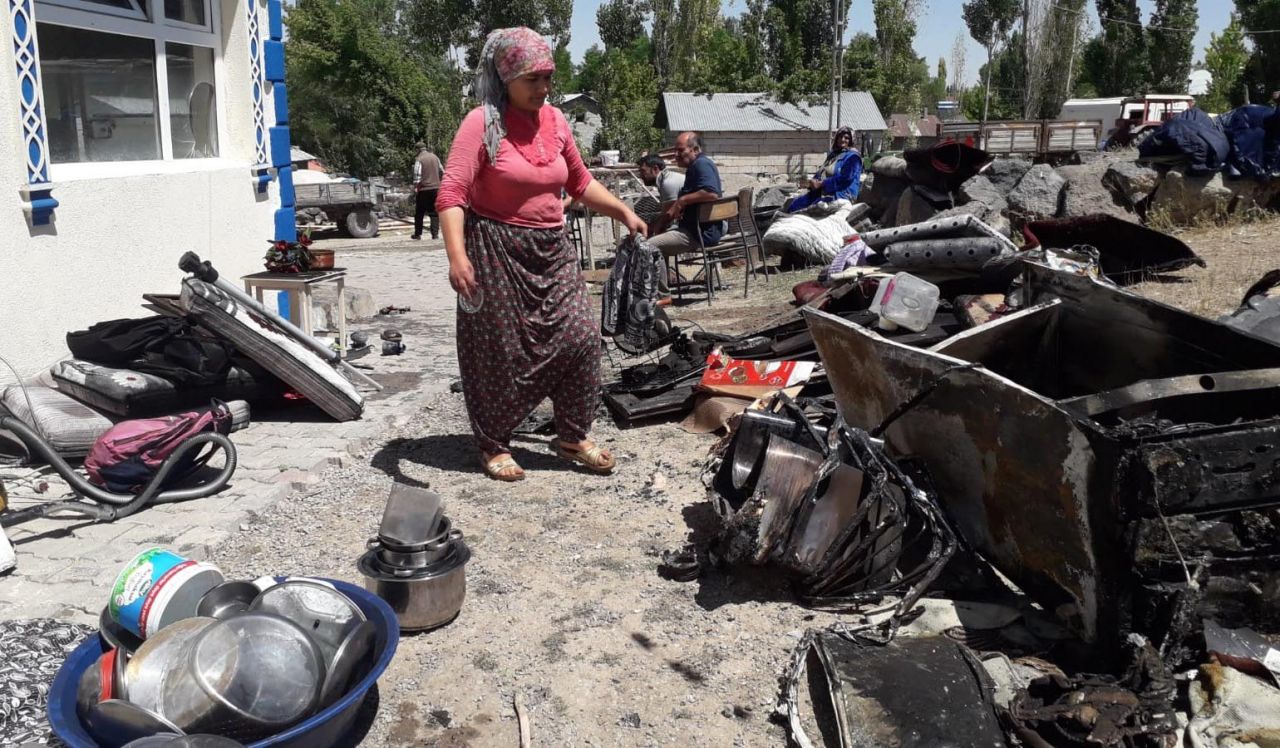 Buzdolabı bomba gibi patladı! Çocuklarını pencereden atarak kurtardı 1