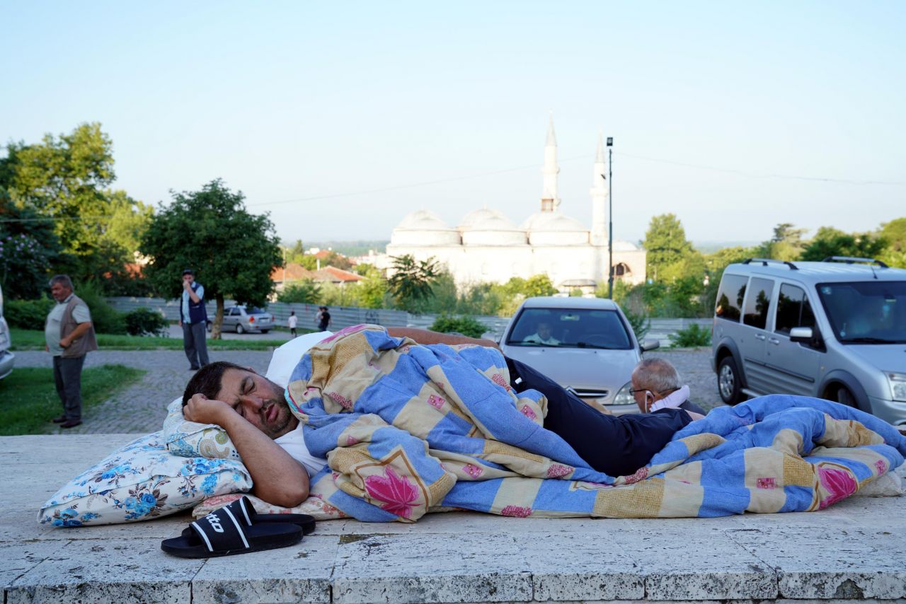 Bir Kırkpınar klasiği... Yağlı Güreşler için Edirne'ye gelenler sokakta sabahladı 5