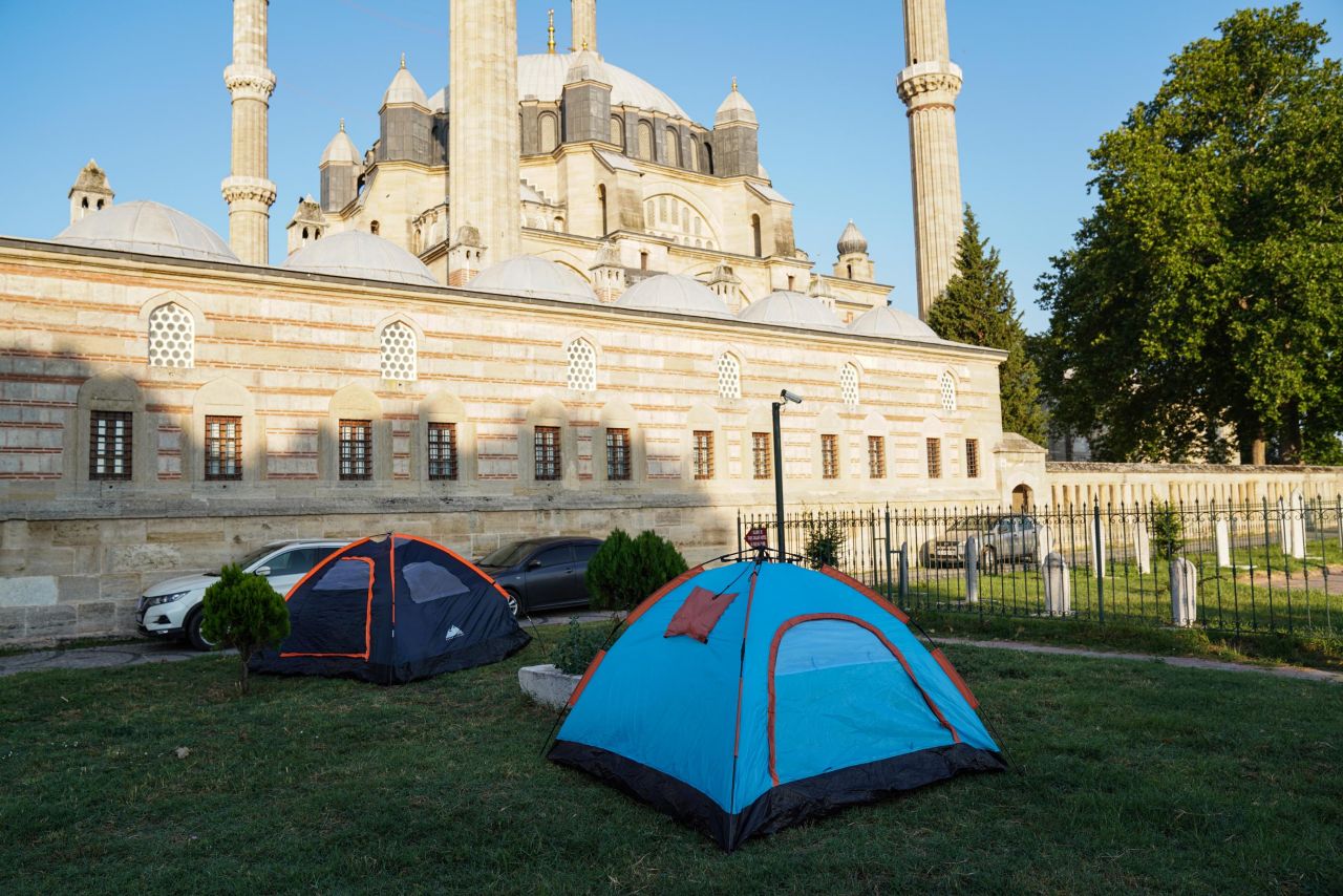 Bir Kırkpınar klasiği... Yağlı Güreşler için Edirne'ye gelenler sokakta sabahladı 4