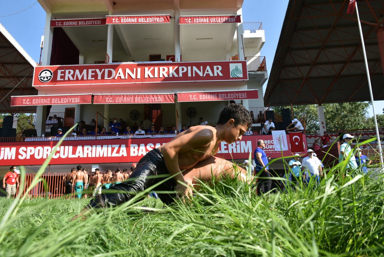 Bir Kırkpınar klasiği... Yağlı Güreşler için Edirne'ye gelenler sokakta sabahladı 6